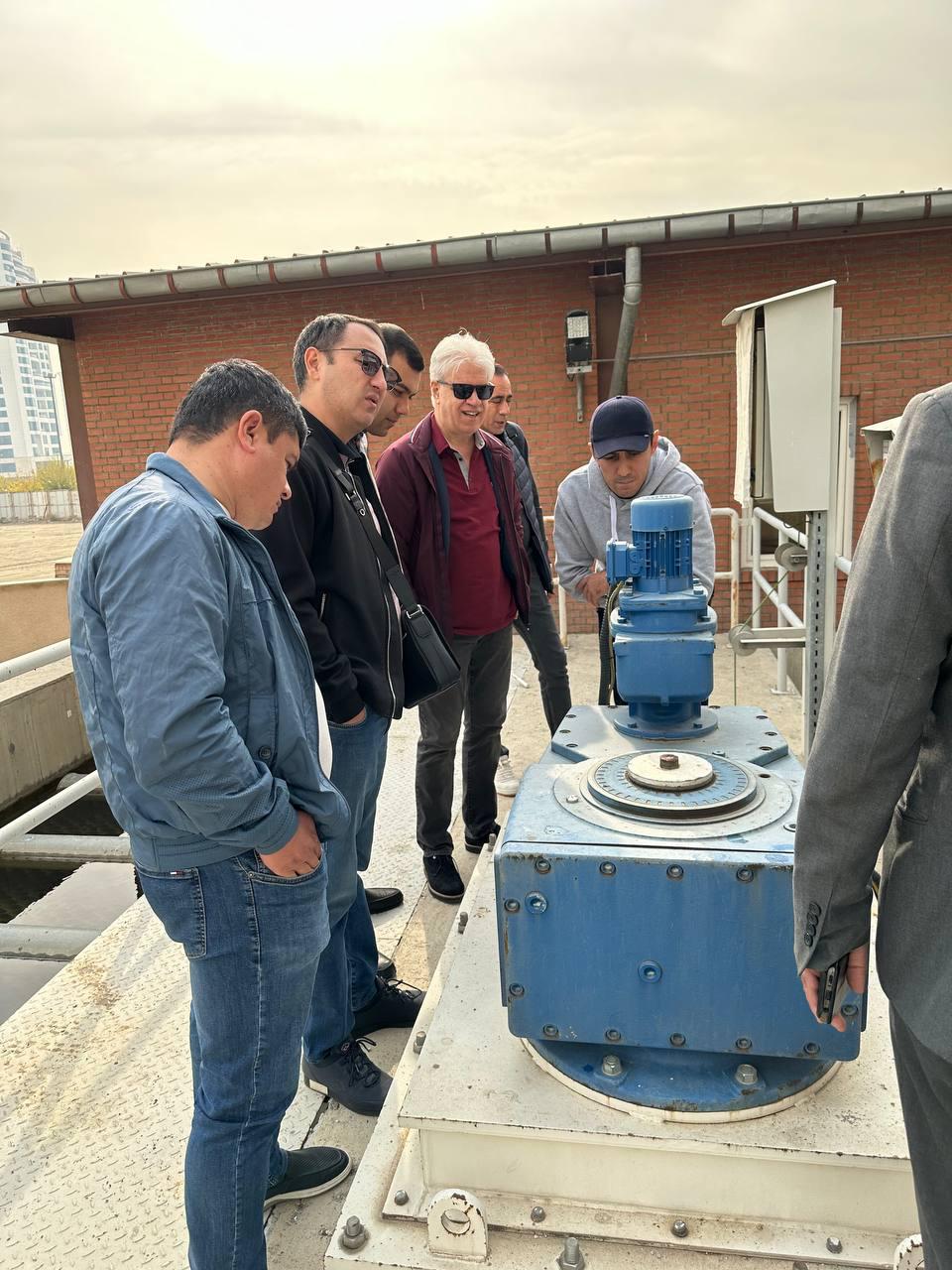 Ayolning erotik osilishi Plyajda yashirin video suratga olish